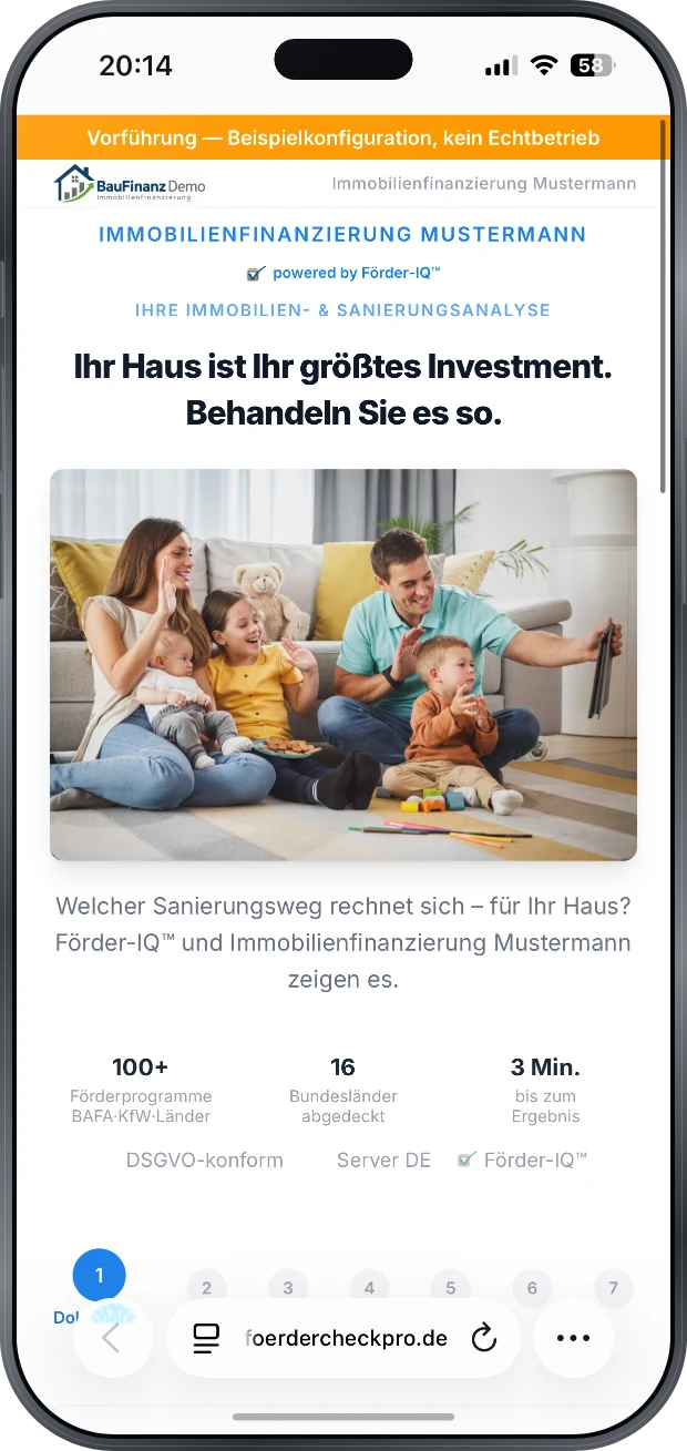 Einstieg des Sanierungschecks unter der Marke eines Baufinanzierers: Kopfzeile BauFinanz Demo, Ueberschrift Immobilienfinanzierung Mustermann mit dem Hinweis powered by Foerder-IQ, Zeile „Ihr Haus ist Ihr groesstes Investment. Behandeln Sie es so.", ein Familienfoto und die Angaben 100+ Foerderprogramme, 16 Bundeslaender, 3 Minuten bis zum Ergebnis