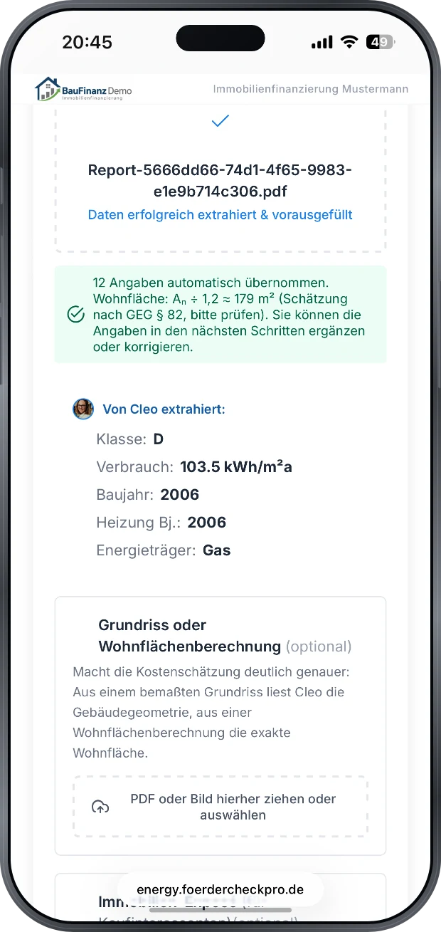 Auslesung des hochgeladenen Energieausweises: zwoelf Angaben automatisch uebernommen, Klasse D, Verbrauch 103,5 kWh je Quadratmeter und Jahr, Baujahr 2006, Energietraeger Gas, dazu die optionalen Felder fuer Grundriss und Expose