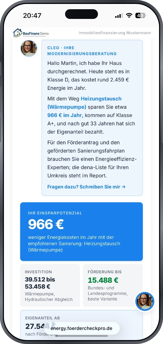 Cleo erlaeutert das Ergebnis: Klasse D und rund 2.459 Euro Energiekosten im Jahr heute, mit dem Weg Heizungstausch etwa 966 Euro Ersparnis im Jahr und Klasse A plus, dazu der Hinweis auf den Energieeffizienz-Experten fuer Foerderantrag und Sanierungsfahrplan