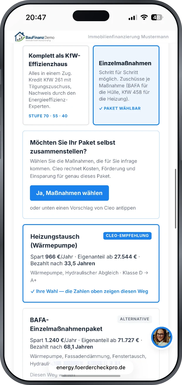 Sanierungswege im Vergleich: komplett als KfW-Effizienzhaus mit Stufe 70, 55 oder 40, Einzelmassnahmen nach BAFA, ein eigenes Paket, darunter die Cleo-Empfehlung Heizungstausch mit Waermepumpe fuer 966 Euro Ersparnis im Jahr und Eigenanteil ab 27.544 Euro