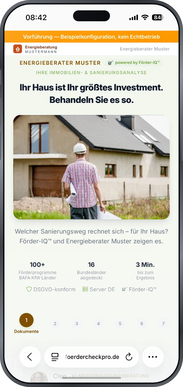 Einstieg des Sanierungschecks unter der Eigenmarke: Kopfzeile FoerderCheckPro, Zeile Cleo by FoerderCheckPro powered by Foerder-IQ, Ueberschrift „Ihr Haus ist Ihr groesstes Investment. Behandeln Sie es so.", darunter ein Haus mit den Marken minus 73 Prozent, bis 45.000 Euro Foerderung je Wohneinheit und plus 20 Prozent Wertsteigerung sowie die Angaben 100+ Foerderprogramme, 16 Bundeslaender, 3 Minuten bis zum Ergebnis