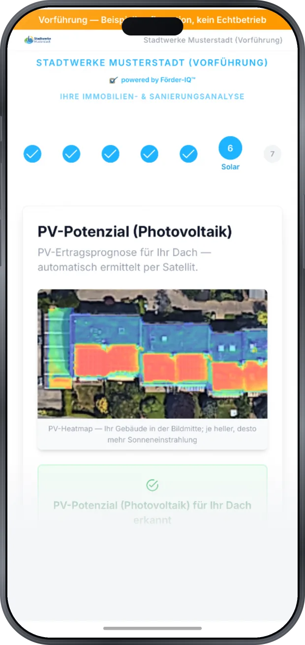 Schritt „Solar“: PV-Ertragsprognose für das Dach, automatisch per Satellit ermittelt, mit einer Luftbild-Heatmap der Dachflächen einer Häuserzeile und der Bildunterschrift „Ihr Gebäude in der Bildmitte; je heller, desto mehr Sonneneinstrahlung“