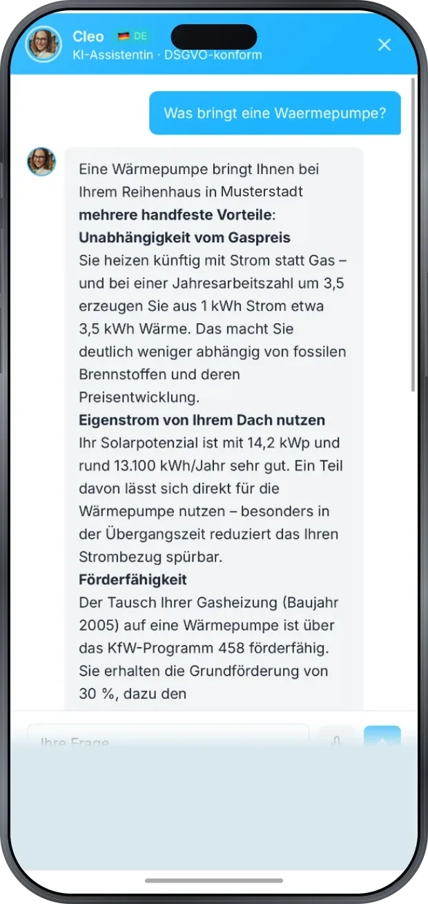 Cleo beantwortet die Frage „Was bringt eine Wärmepumpe?“ für ein Reihenhaus: Unabhängigkeit vom Gaspreis mit einer Jahresarbeitszahl um 3,5, Nutzung des Eigenstroms aus 14,2 kWp Solarpotenzial und rund 13.100 kWh im Jahr sowie Förderfähigkeit des Tauschs der Gasheizung von 2005 über das KfW-Programm 458 mit 30 Prozent Grundförderung